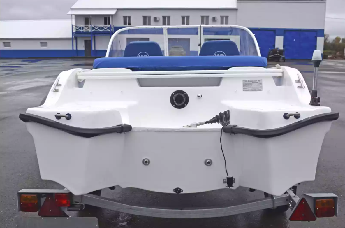 Стеклопластиковый катер Wyatboat-430DCМ (килевая) в Комсомольске-на-Амуре
