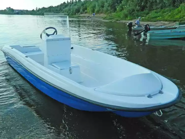 Стеклопластиковая лодка Пингвин с консолью (тримаран) в Комсомольске-на-Амуре