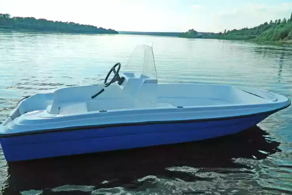 Стеклопластиковая лодка Пингвин с консолью (тримаран) в Комсомольске-на-Амуре