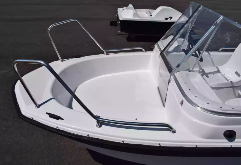 Стеклопластиковый катер Wyatboat-430 DC (тримаран) в Комсомольске-на-Амуре