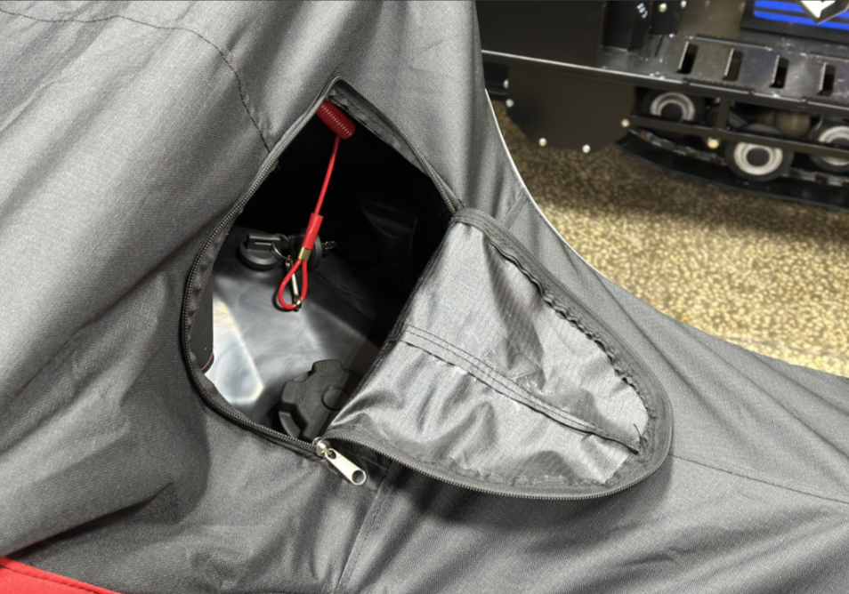 Чехол транспорт. снегохода IKUDZO HUNTER черно-красный Оксфорд ПРЕМИУМ качества с лого IKUDZO в Комсомольске-на-Амуре