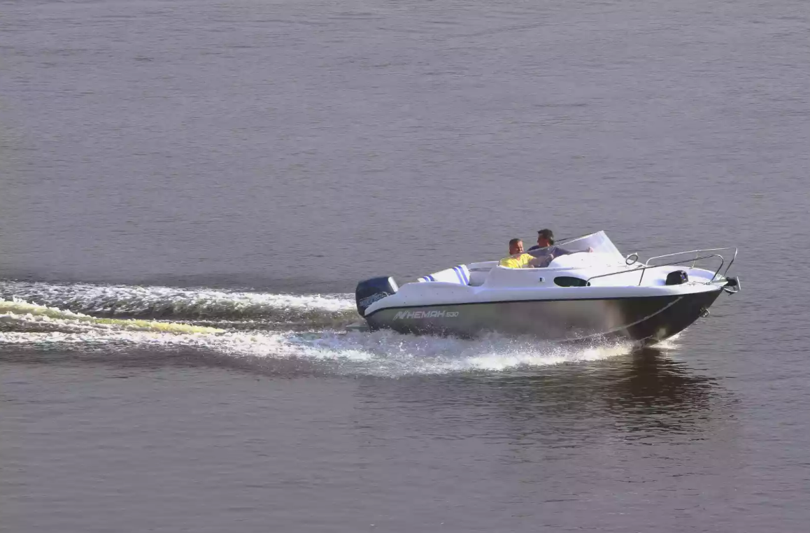 Комбинированный катер Neman-530 с каютой в Комсомольске-на-Амуре