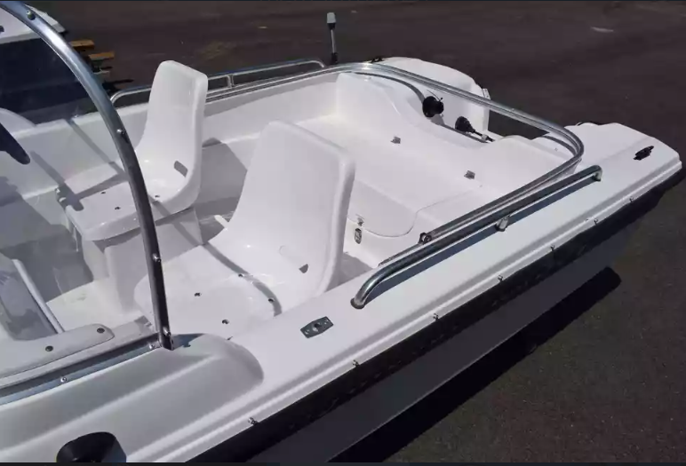 Стеклопластиковый катер Wyatboat-430 DC (тримаран) в Комсомольске-на-Амуре