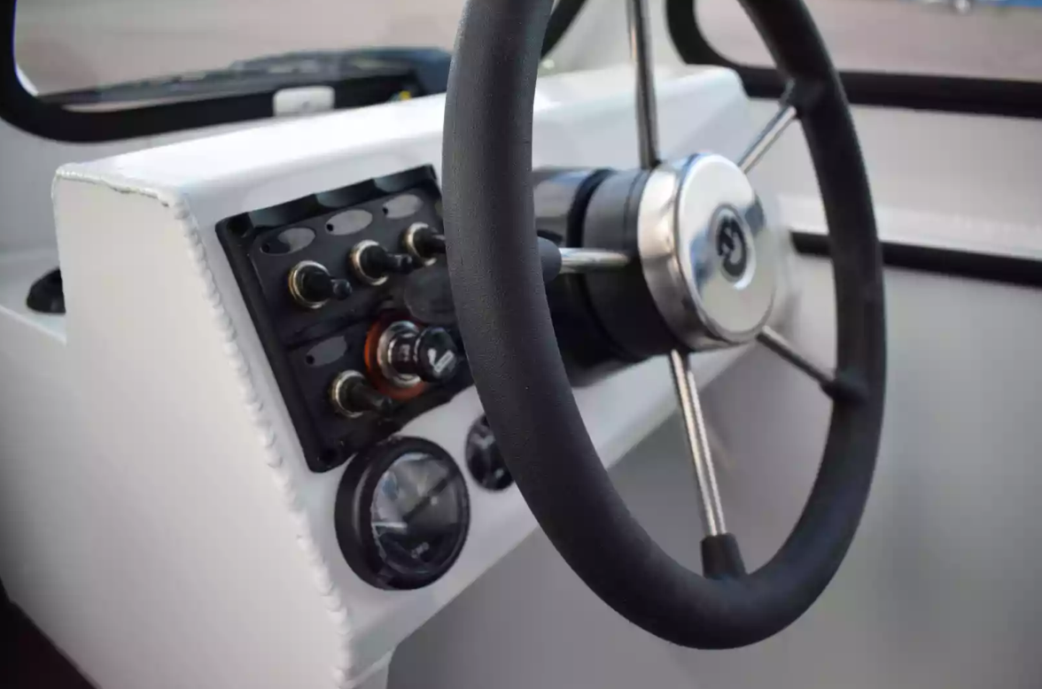 Алюминиевый катер Неман-500 (закрытая рубка) в Комсомольске-на-Амуре