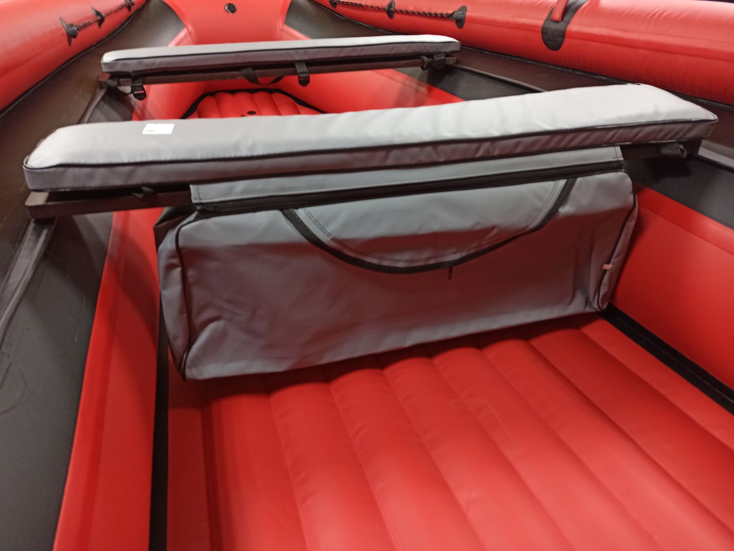 КОМПЛЕКТ МЯГКИХ НАКЛАДОК С СУМКОЙ ДЛЯ ЛОДОК 90Х20 СЕРЫЙ в Комсомольске-на-Амуре