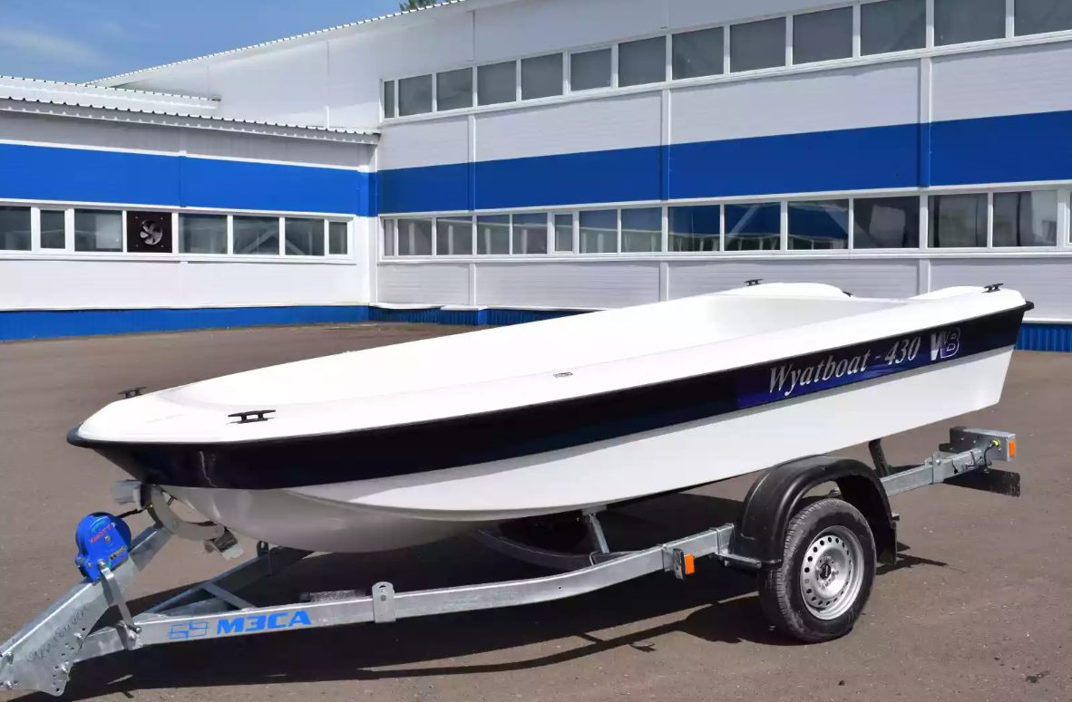 Стеклопластиковая лодка Wyatboat 430 тримаран в Комсомольске-на-Амуре