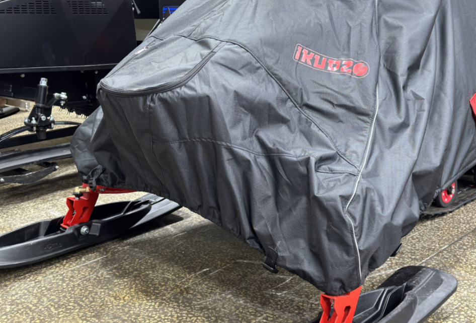 Чехол транспорт. снегохода IKUDZO HUNTER черно-красный Оксфорд ПРЕМИУМ качества с лого IKUDZO в Комсомольске-на-Амуре