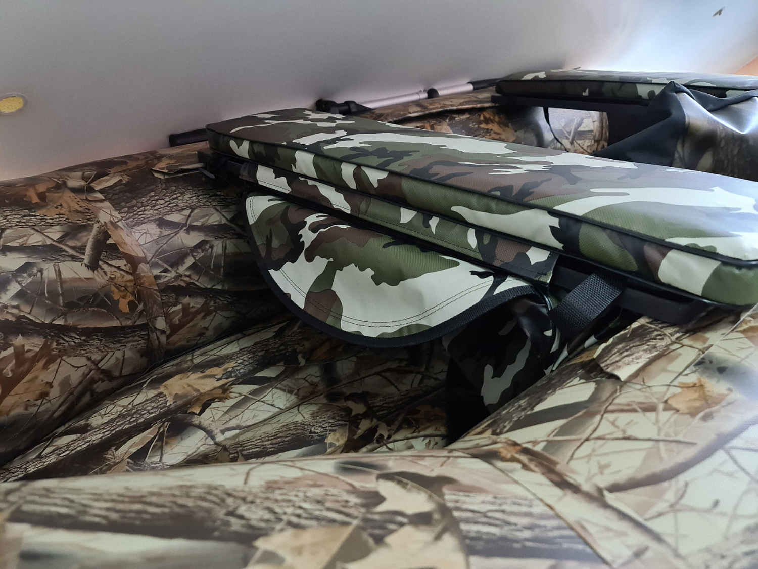 КОМПЛЕКТ МЯГКИХ НАКЛАДОК С СУМКОЙ ДЛЯ ЛОДОК 105Х20 КАМУФЛЯЖ в Комсомольске-на-Амуре